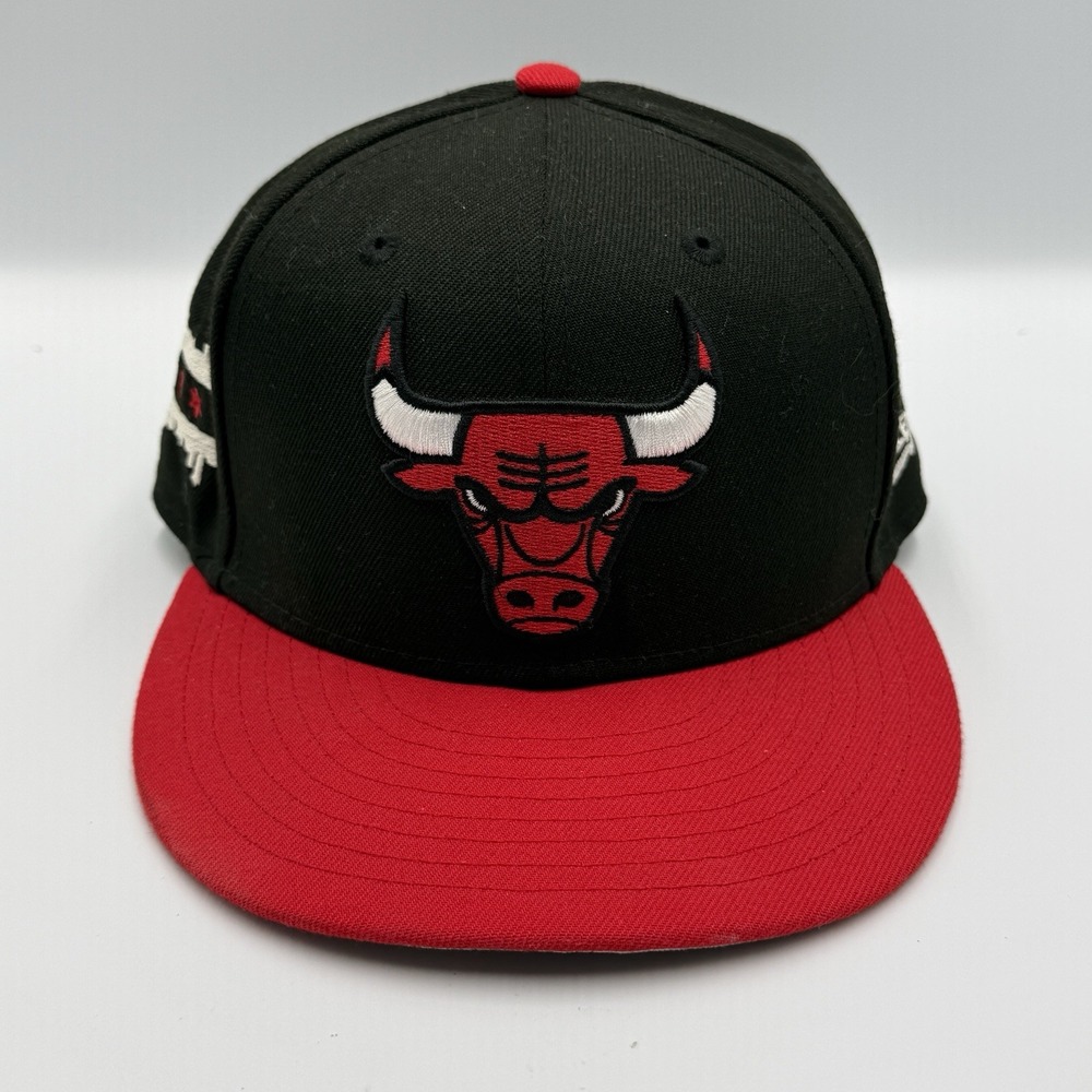 Chicago Bulls New Era 59FIFTY Fitted Hat 7 1/8 Black Red City‎ Flag NBA